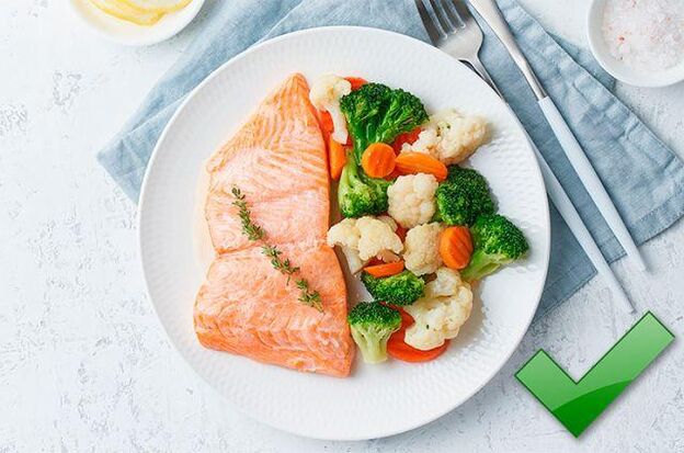 With gastritis, you can eat lean fish with boiled vegetables